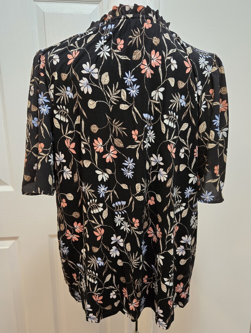 LOFT Black &  Floral Tie-Neck Short Sleeve Blouse Size M - Picture 6 of 14